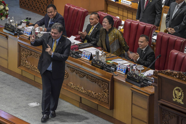 Menteri Koordinator Bidang Perekonomian Airlangga Hartarto (kedua kiri) menyapa anggota DPR disaksikan Ketua DPR Puan Maharani (kedua kanan) dan Wakil Ketua DPR Rachmat Gobel (kiri), Lodewijk Freidrich Paulus (ketiga kanan). Foto: Galih Pradipta/Antara Foto