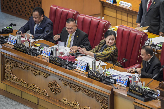 Ketua DPR Puan Maharani (kedua kanan) bersama Wakil Ketua DPR Rachmat Gobel (kiri), Lodewijk Freidrich Paulus (kedua kiri) dan Sufmi Dasco Ahmad (kanan) memimpin Sidang Paripurna DPR ke-19 Masa Persidangan IV Tahun Sidang 2022-2023. Foto: Galih Pradipta/Antara Foto