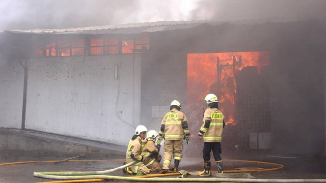 Damkar padamkan kebakaran gudang Indogrosir di Cipinang, Pulogadung, Jakarta Timur, Selasa (21/3/2023). Foto: Dok. Istimewa