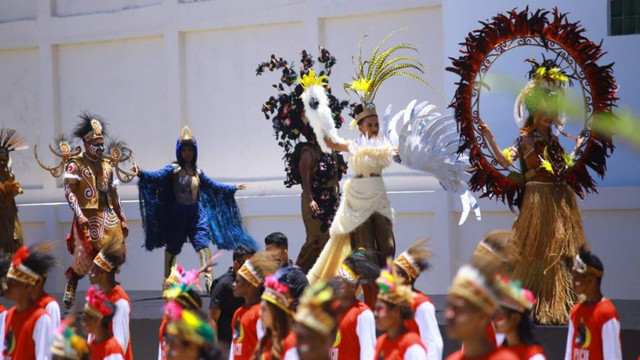 Peragaan busana karya anak muda di Papua. Foto: Stefanus Tarsi/BumiPapua