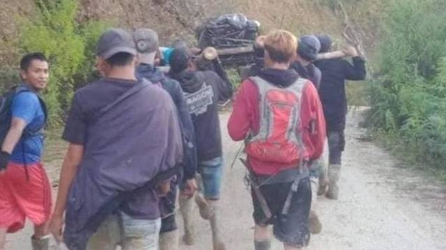 Saat Eva ditandu selama 17 jam untuk mendapat pertolongan saat akan melahirkan. Foto: Dok. Istimewa