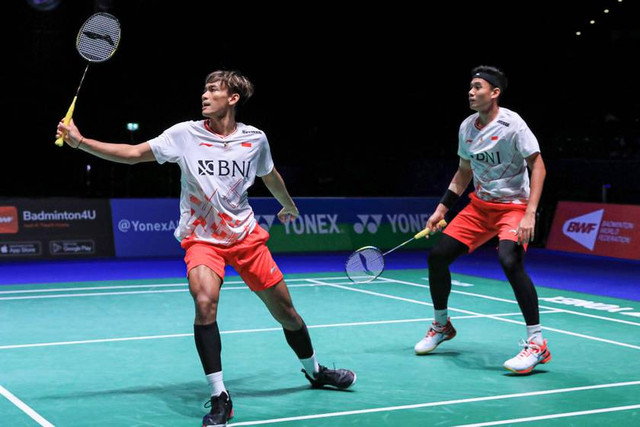 Pasangan ganda putra Indonesia, Bagas Maulana/Shohibul Fikri, saat melawan Fajar Alfian/Rian Ardianto, di perempat final All England 2023 di Utilita Arena, Birmingham, Inggris, Sabtu (18/3).  Foto: PBSI