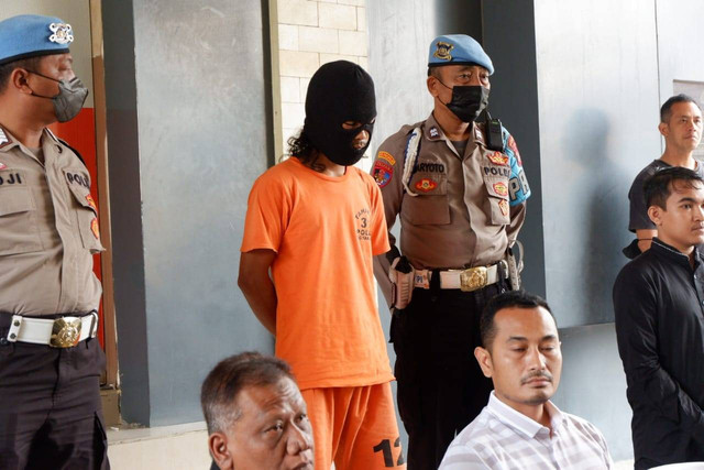HP (23) pelaku mutilasi Ayu Indraswari (34) di sebuah penginapan di Pakem, Sleman, dihadirkan saat konferensi pers, Rabu (22/3/2023). Foto: Arfiansyah Panji Purnandaru/kumparan