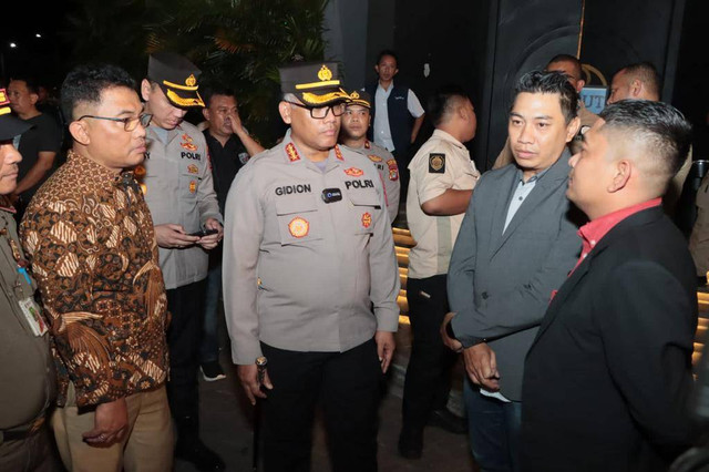 Kapolres Metro Jakarta Utara Kombes Gidion Arif Setyawan melakukan sosialisasi jam operasional ke tempat hiburan malam di kawasan PIK, Jakarta Utara, Selasa (21/3/2023). Foto: Dok. Istimewa