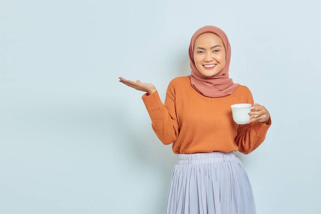 Ilustrasi wanita minum vitamin. Foto: Shutterstock.