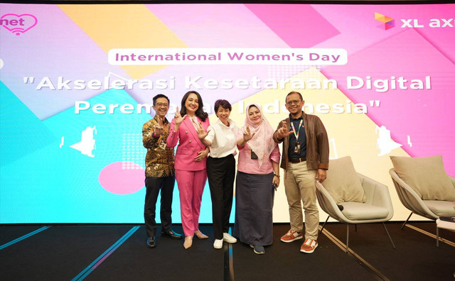 Direktur Human Resources PT Unilever Indonesia Tbk, Willy Saelan, CEO of Lively Training Academy, Certified Self Growth & Career Coach, Lika Satvarini, Direktur & Chief Digital Transformation & Enterprise Business Officer XL Axiata, Yessie D. Yosetya, Group Head Corporate Communications XL Axiata, Retno Wulan dan Group Head People Development XL Axiata, Nashrudin Ismail berfoto bersama dalam acara Coffee Time of Sister's Casual Talk di Jakarta, beberapa waktu lalu. Foto: Dok. XL Axiata