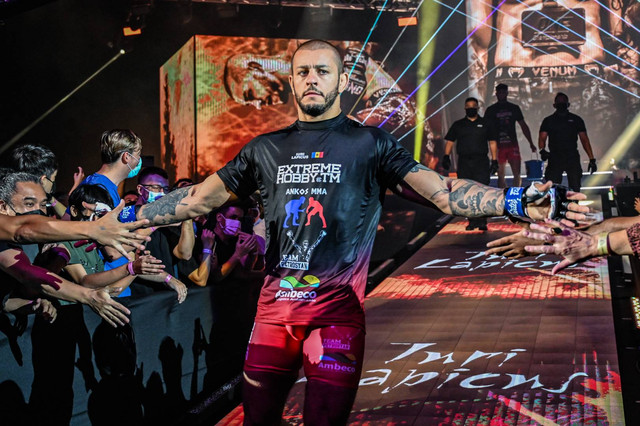 Iuri Lapicus saat memasuki arena ONE Championship. Petarung MMA 27 tahun ini meninggal pada Senin (20/3/2023) setelah mengalami kecelakaan lalu lintas. Foto: ONE Championship