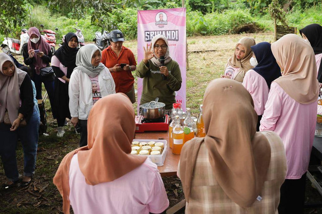 Kegiatan pembuatan kombucha yang digelar Srikandi Ganjar Sulawesi Selatan bersama Komunitas Berkebun Samata di di Kebun Tetangga Samata, Kelurahan Romang Lompoa, Kecamatan Bonto Marannu, Kabupaten Gowa, Selasa (21/3). Foto: Dok. Istimewa