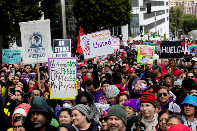 Pekerja sekolah Los Angeles melakukan protes di depan markas LAUSD pada hari pertama pemogokan atas negosiasi kontrak yang menutup sistem sekolah terbesar kedua di negara itu di Los Angeles, California, AS, Selasa (21/3/2023). Foto: Aude Guerrucci/REUTERS