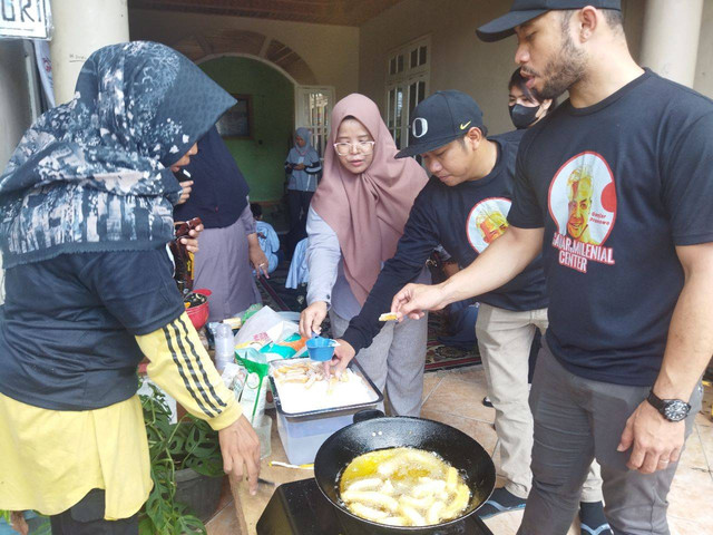 Kegiatan pelatihan pembuatan kue curos yang digelar Ganjar Milenial Center Kalteng bersama masyarakat Kelurahan Baamang Hilir, Kecamatan Baamang, Kabupaten Kotawaringin Timur. Foto: Dok. Istimewa