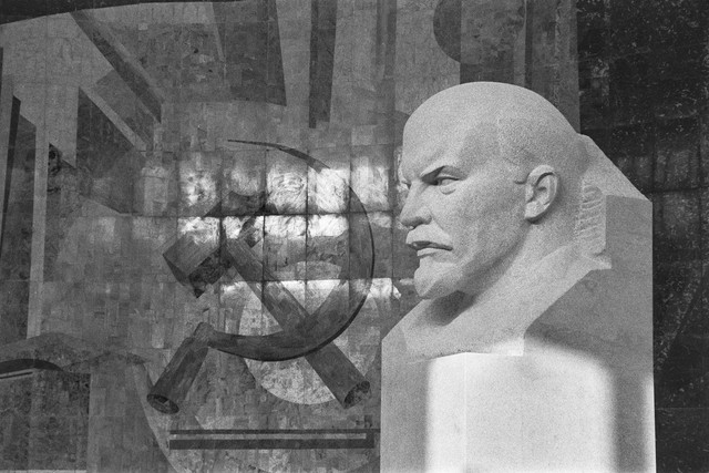 Ilustrasi yang termasuk proses finishing dalam pembuatan karya adalah diamplas, sumber foto (Steve Harvey) by unsplash.com