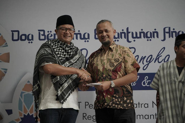 Pertamina Patra Niaga Kalimantan memberikan santunan. Foto: Dok. Pertamina Patra Niaga Kalimantan