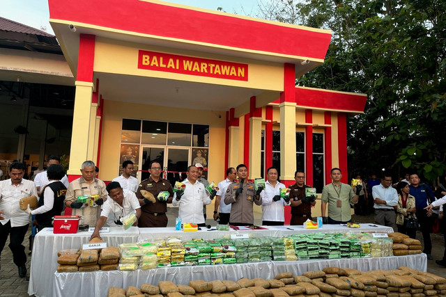 Polda Sumut memusnahkan ratusan kilogram narkoba jenis sabu hingga ganja di Mapolda Sumut, pada Selasa (21/3/2023). Foto: Tri Vosa/kumparan