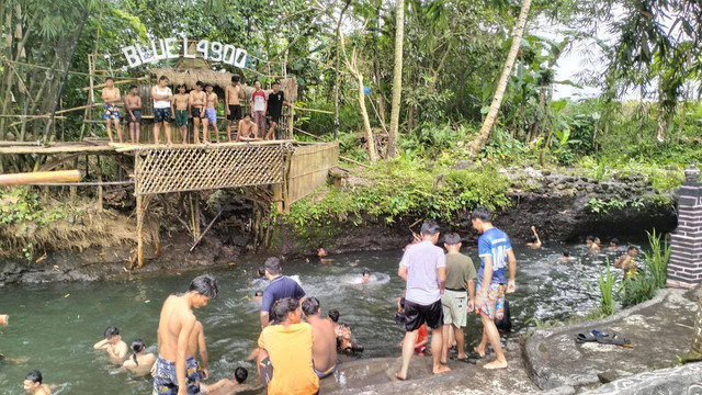 Wisatawan yang lakukan padusan di objek wisata Blue Lagoon Yogyakarta, RAbu (22/3/2023). Foto: Maria Wulan/Tugu Jogja