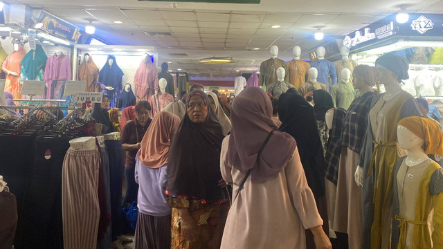 Penjual Baju Muslim di Pasar Tanah Abang mulai ramai pengunjung. Foto: Alfaddillah/kumparan