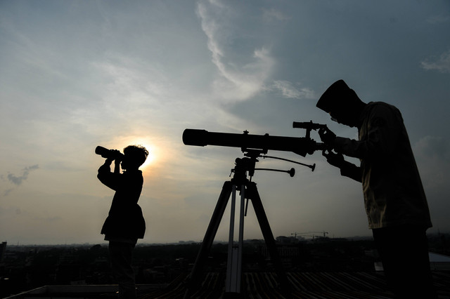 Pengamat mengamati hilal di menara gedung Fakultas Kedokteran Kampus Universitas Islam Bandung (UNISBA), Bandung, Jawa Barat, Rabu (22/3/2023). Foto: Raisan Al Farisi/Antara Foto