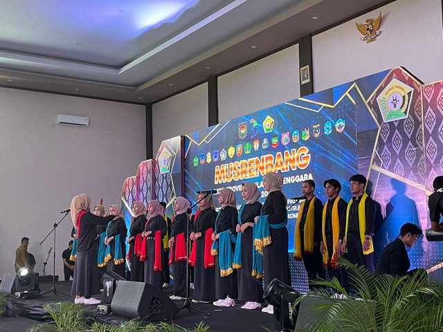 Paduan Suara Ahmad Dahlan UM Buton saat membawakan lagu Wasiati (Sumber: Dok. Rini)