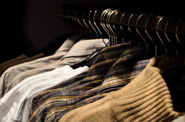 Style cowok Korea pakai kemeja bisa menjadi sumber inspirasi outfit harian. Foto: Pexels.com
