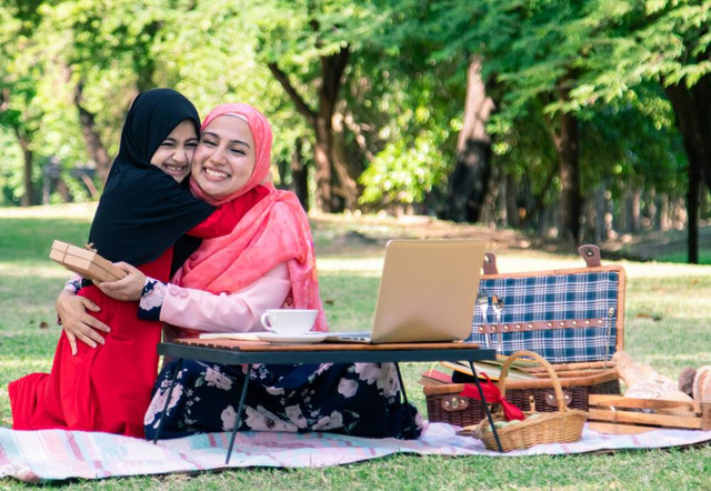 Ilustrasi mengajarkan kebaikan kepada anak saat bulan Ramadhan. Foto: Shutterstock