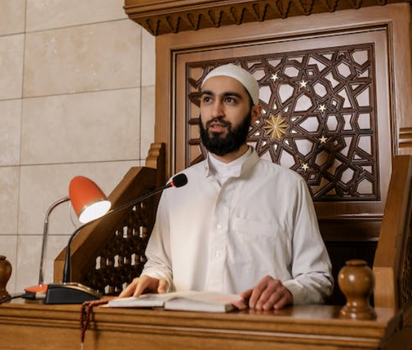 Ilustrasi khutbah Jumat Ramadhan terbaik tentang mengisi Ramadhan dengan akhlak mulia. Foto: Pexels/Alena Darmel