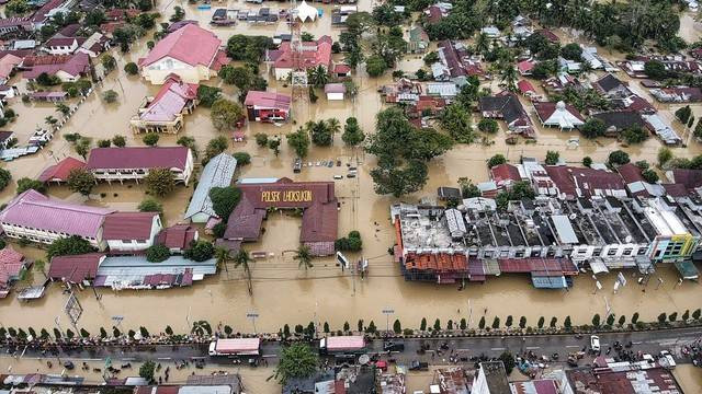 Banjir besar melanda Kota Lhoksukon, Ibu Kota Aceh Utara, Selasa (4/1/2022) Foto: Azwar Ipank untuk acehkini