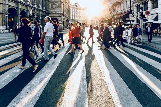 Ilustrasi pengendalian sosial koersif. Foto: Unsplash/Jacek Dylag