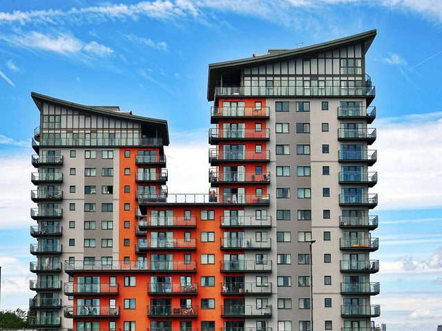 Gambar 1. Bangunan Beton Abu Abu, Merah, Dan Oranye (sumber : Foto oleh SevenStorm JUHASZIMRUS dari Pexels: https://www.pexels.com/id-id/foto/bangunan-beton-abu-abu-merah-dan-oranye-439391/)