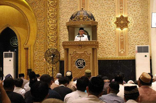 Gubernur Kalbar Sutarmidji melaksanakan shalat tarawih Ramadhan 2023 di Masjid Raya Mujahidin. Foto: Dok. Prokopim Pemprov Kalbar