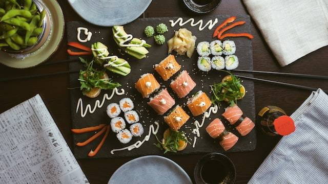 Sushi murah di Bandung (gambar hanya ilustrasi), Foto oleh Jakub Dziubak di Unsplash