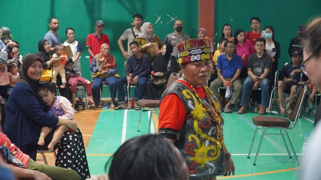 Ida Dayak saat mengobati ribuan warga dan anggota polisi di Polres Bogor. Foto: Dok. Istimewa