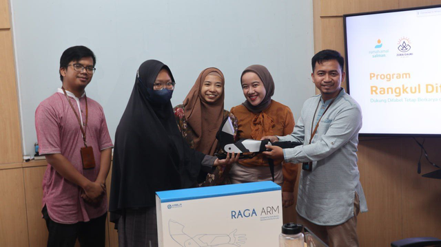 Rumah Amal dan PK182 LPDP menyalurkan bantuan lengan palsu bionik untuk Siti Nur Aini (21 tahun), dan Reddy (52 tahun) di ruang Front Office Masjid Salman ITB. (Selasa, 21 Maret 2023).