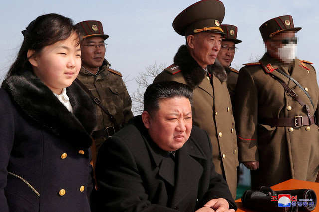 Pemimpin Korea Utara Kim Jong Un dan putrinya Kim Ju Ae menonton latihan rudal di lokasi yang dirahasiaka, pada 20 Maret 2023.  Foto: KCNA/via REUTERS