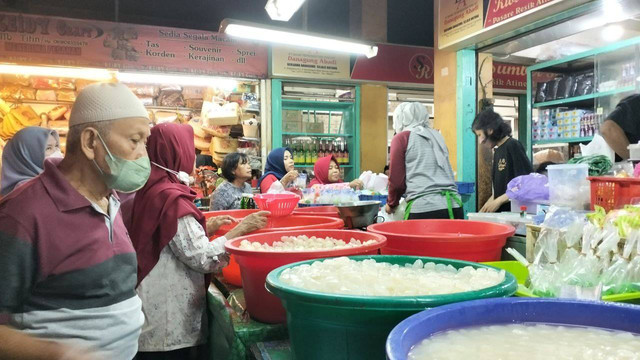 Penjual kolang kaling yang diserbu pembeli di hari pertama puasa di Pasar Beringharjo Yogyakarta, Kamis (23/3/2023). Foto: Maria Wulan/Tugu Jogja