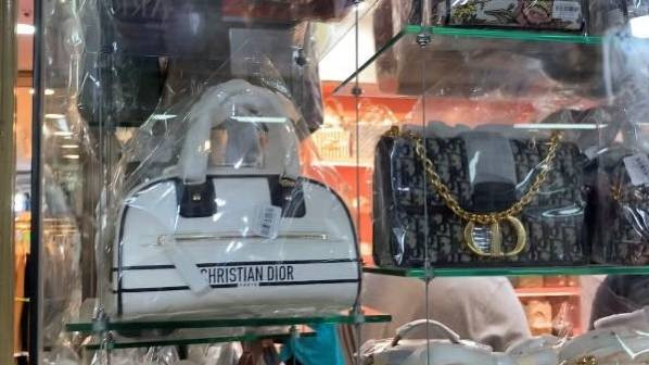 Penampakan tas 'mewah 'KW di pusat perbelanjaan ITC Mangga Dua, Jakarta, Kamis (23/3/2023).  Foto: Luthfi Humam/kumparan