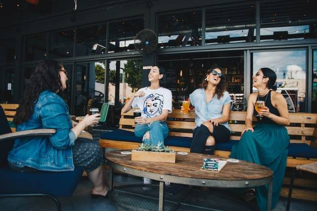 Inspirasi topik pembicaraan yang seru, sumber foto: ELEVATE by pexels.com