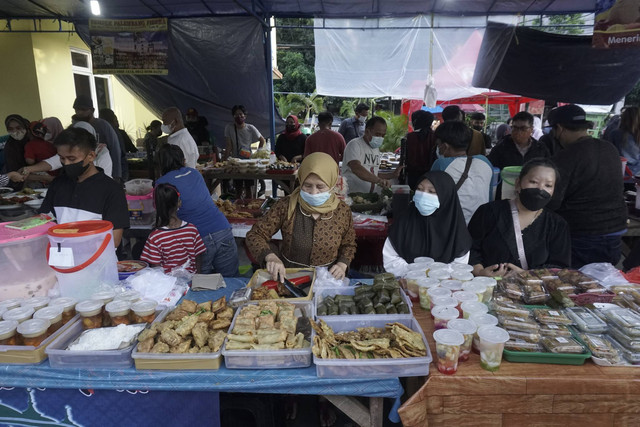 Warga berburu makanan dan minuman untuk berbuka puasa atau takjil di kawasan Bendungan Hilir, Jakarta, Kamis (23/3/2023). Foto: Iqbal Firdaus/kumparan