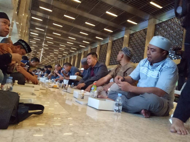 Suasana buka puasa hari pertama di Masjid Istiqlal. Foto: Ananta Musa/kumparan