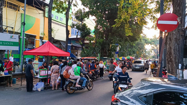 Suasana jalanan persis depan Pasar Santa yang ramai dengan pedangang takjil dan warga yang memburunya jelang buka puasa hari pertama, Kamis (23/3/2023). Foto: Thomas Bosco/kumparan