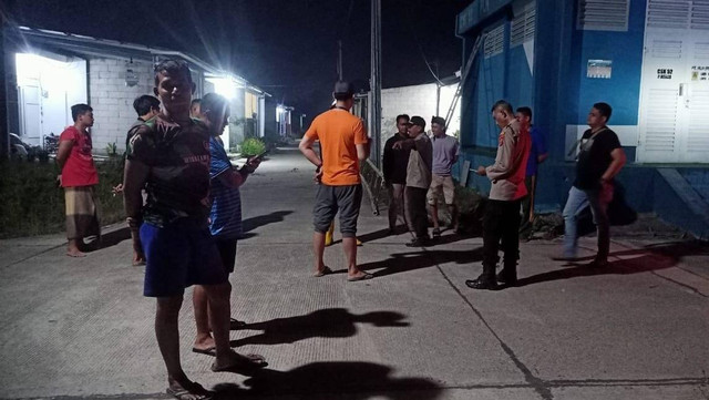 Polisi dan warga berjaga usai mengamankan 13 anak dan cambuk saat perang sarung di Tangerang. Foto: Polsek Cisoka, Polres Kota Tangerang
