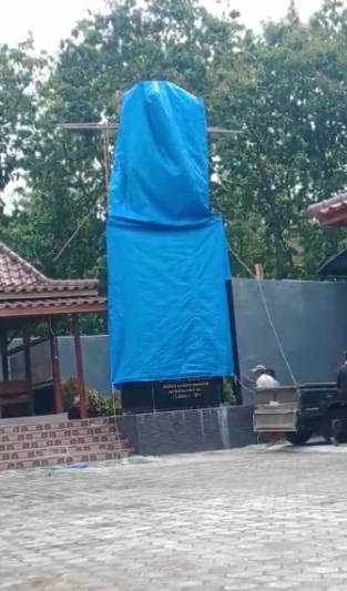 Penutupan patung Bunda Maria di Rumah Doa Sasana Adhi Rasa St Yakobus di Pedukuhan Degolan, Bumirejo, Lendah, Kabupaten Kulon Progo menggunakan terpal. Foto: Dok. Istimewa