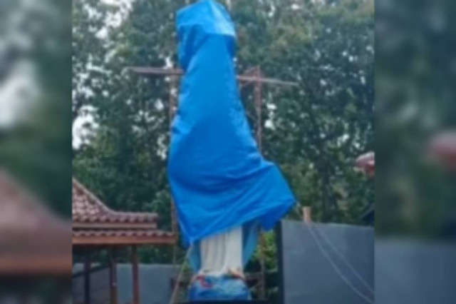 Penutupan patung Bunda Maria menggunakan terpal di Kulon Progo. Foto: Istimewa