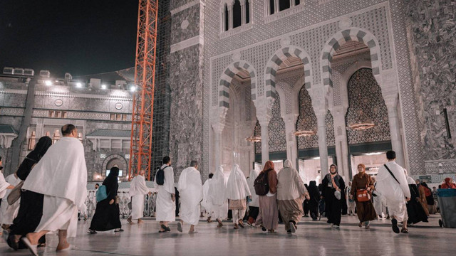 Jemaah memasuki pintu Bab Al Umrah yang baru dibuka pada Ramadhan 2023. Foto: dok. gph.gov.sa