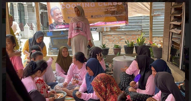 Relawan Srikandi Ganjar Sumut menggelar cooking class membuat masakan Ramadhan khas Melayu, yaitu Bubur Podas, bersama komunitas Pengopek Kerang (PERANG) di Jalan Pelabuhan, Kelurahan Perjuangan, Kecamatan Teluk Nibung, Kota Tanjungbalai. Foto: Dok. Istimewa
