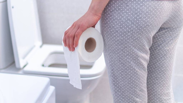 BAB berdarah saat hamil bisa disebabkan oleh beberapa faktor. Foto: Shutterstock.com