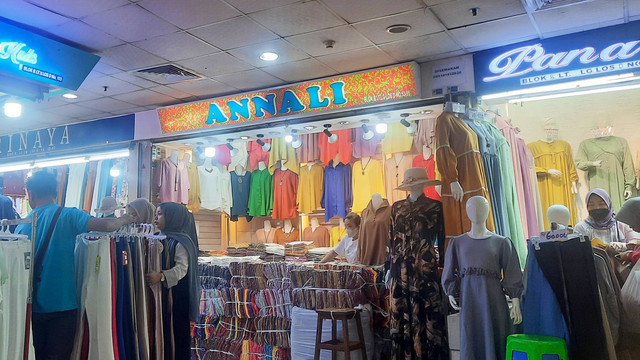 Suasana pasar Tanah Abang, Jumat (24/3). Foto: Ave Airiza Gunanto/kumparan