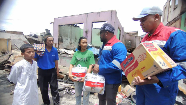 Peduli korban kebakaran, PT KPI RU VII Kasim salurkan ratusan paket bantuan, Jumat (24/3), foto: Yanti/BalleoNEWS