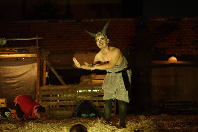 Pertunjukan Ladang Binatang oleh Teater Institut di panggng terbuka Universitas Negeri Surabaya pada 11 Maret 2023. Foto: Dimas Tri Pamungkas.