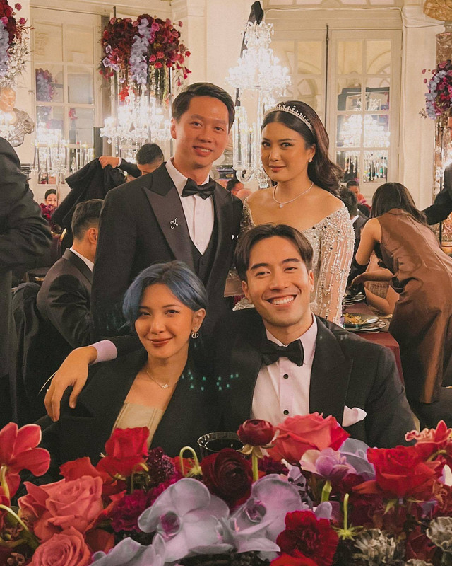 Vidi Aldiano dan Istri hadiri pernikahan Kevin Sanjaya dan Valencia Tanoesoedibjo di Prancis. Foto: Instagram/@vidialdiano