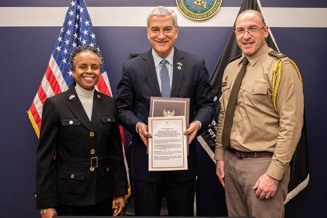 Direktur DPPA Kelly McKeague bersama Wakil Direktur Utama DPAA Fern Sumpter Winbush dan Atse Pertahanan Kedutaan AS di Jakarta, Kolonel Theodore Liebreich saat penandatanganan pada 21 Maret 2023. Foto: Kedutaan Besar Amerika Serikat