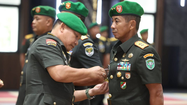 KSAD Jenderal TNI Dudung Abdurachman melantik Mayjen Novi Helmy Prasetya sebagai Pangdam Iskandar Muda di Gedung AH Nasution Mabesad, Jumat (24/3). Foto: Pendam IM